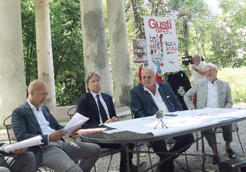 Al centro l'assessore regionale alle Attività produttive, Sergio Emidio Bini, durante la presentazione di Gusti di frontiera